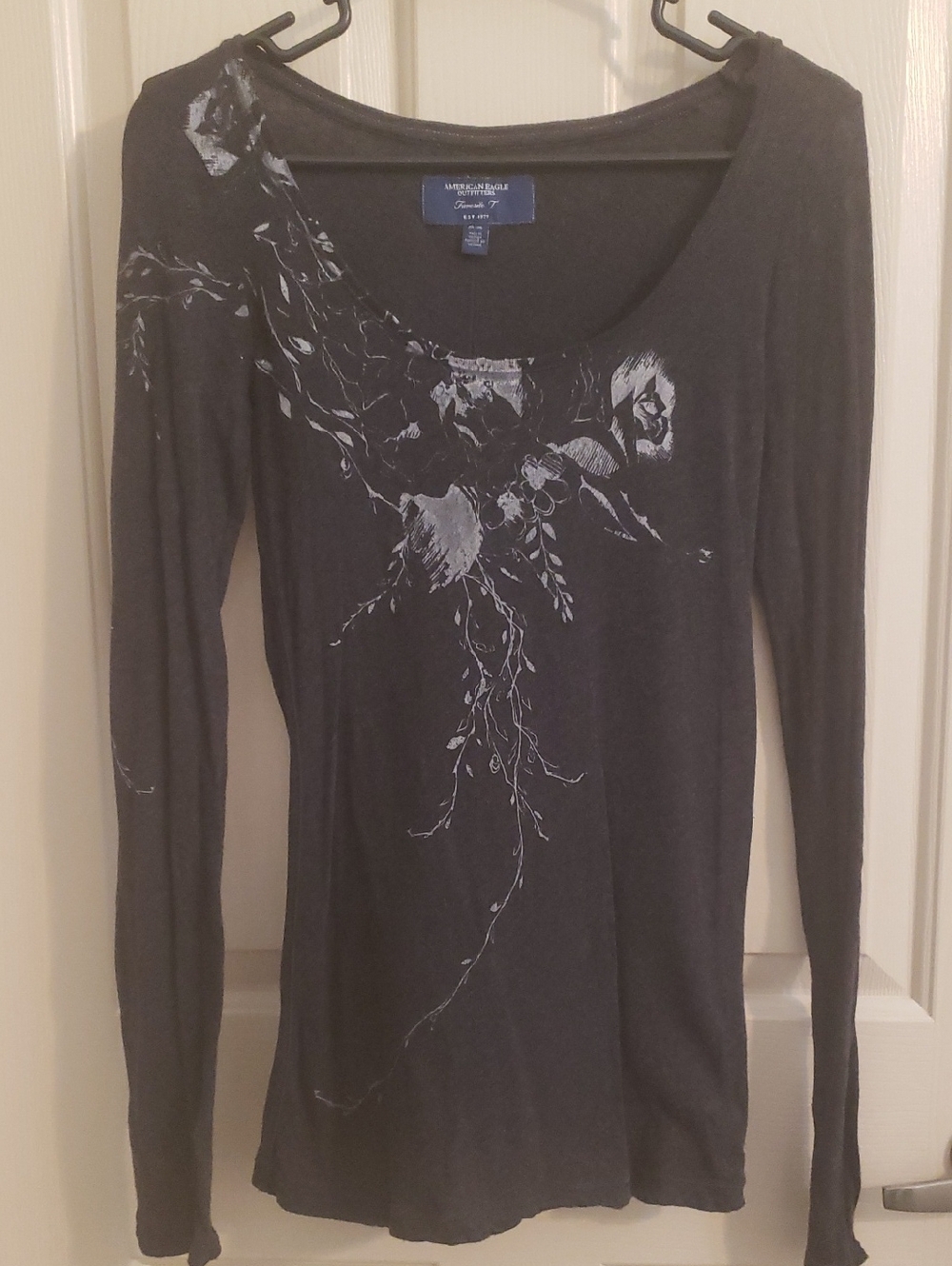 American Eagle Outfitters Women’s Black Long-Sleeve Graphic Scoop Neck Top